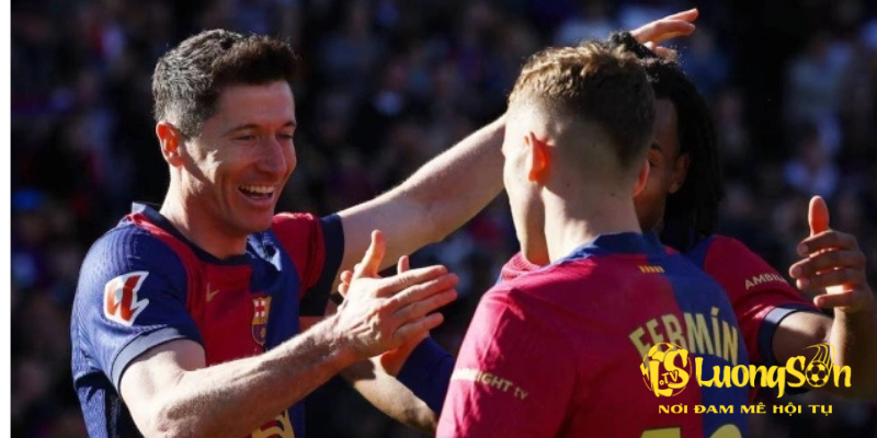 Các cầu thủ Barca ăn mừng trong trận thắng Girona 4-1 ở vòng 29 La Liga tối 30/3