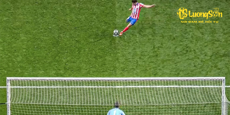 Alvarez đá hỏng 11m khiến Atletico bị loại khỏi Champions League