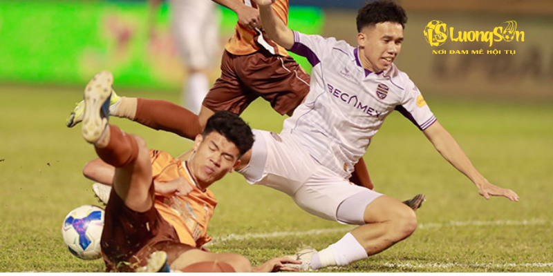 Trung vệ 18 tuổi Đinh Quang Kiệt ra mắt ấn tượng ở V.League