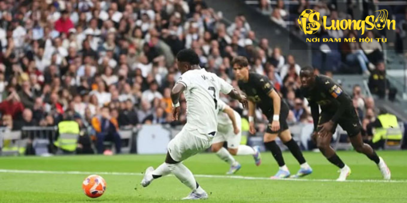 Vinicius Jr đá hỏng phạt đền