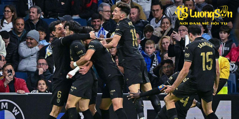 Cú đánh đầu vào phút chót của Hugo Duro đã giúp Valencia thắng 2-1